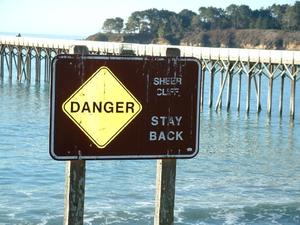 DANGER!!!: San Simeon State Park - What danger, these Americans and their warnings, the "Sheer Cliif" is only a drop of about 2.5 m and it is not even a cliff.